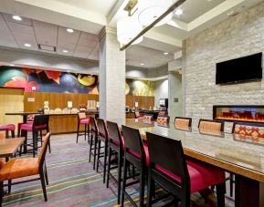 Dining area perfect for coworking at Fairfield By Marriott Guelph.