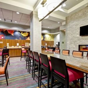 Dining area perfect for coworking at Fairfield By Marriott Guelph.