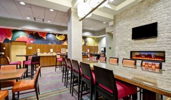 Dining area perfect for coworking at Fairfield By Marriott Guelph.