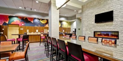 Dining area perfect for coworking at Fairfield By Marriott Guelph.