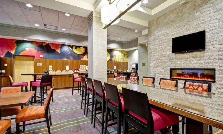 Dining area perfect for coworking at Fairfield By Marriott Guelph.