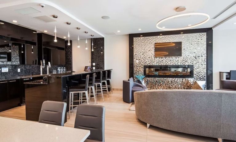 Hotel bar with lounge  and workspace area perfect for co-working at Executive Residency By Best Western.