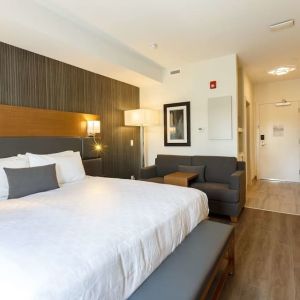 Day use king suite with work desk, private bathroom and in-room kitchen at Executive Residency By Best Western.