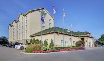 Hotel exterior and parking area at Homewood Suites By Hilton Burlington.