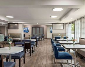 Dining area perfect for coworking at Hampton Inn Chicago O`Hare.