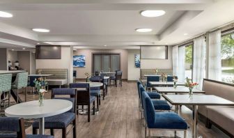 Dining area perfect for coworking at Hampton Inn Chicago O`Hare.