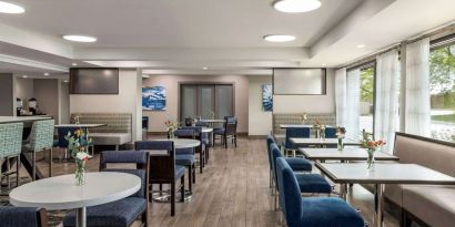 Dining area perfect for coworking at Hampton Inn Chicago O`Hare.