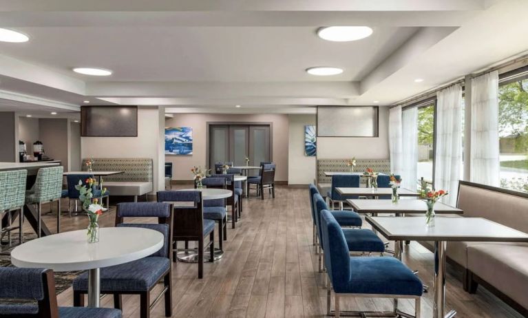 Dining area perfect for coworking at Hampton Inn Chicago O`Hare.