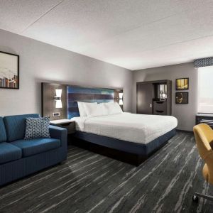 Spacious day use room with sofa and work desk at Hampton Inn Chicago O`Hare.