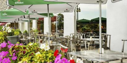 Outdoor patio perfect for coworking at Congress Plaza Hotel.