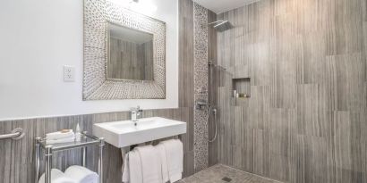 Guest bathroom with shower at Aqua Soleil Hotel & Mineral Water Spa.