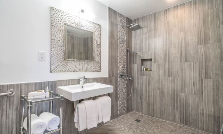 Guest bathroom with shower at Aqua Soleil Hotel & Mineral Water Spa.