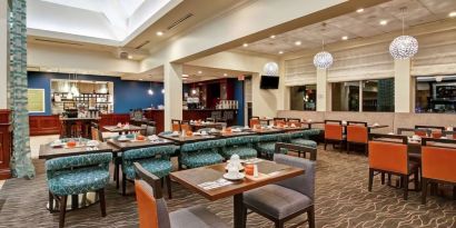 Dining area at Hilton Garden Inn Toronto/Burlington.