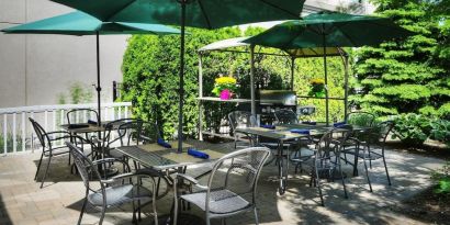 Hotel patio and BBQ area at Hilton Garden Inn Toronto/Burlington.