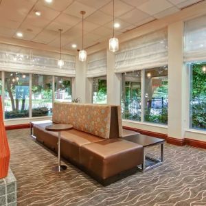 Lounge area at Hilton Garden Inn Toronto/Burlington.