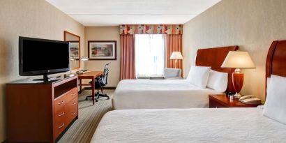 Twin room with TV and work desk at Hilton Garden Inn Toronto/Burlington.