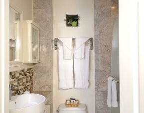 Private guest bathroom with shower at Parc Suites Hotel.