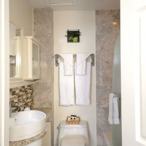 Private guest bathroom with shower at Parc Suites Hotel.