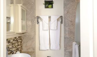 Private guest bathroom with shower at Parc Suites Hotel.