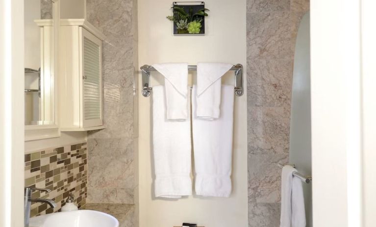 Private guest bathroom with shower at Parc Suites Hotel.