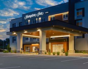 Hotel exterior and parking area at Hampton Inn By Hilton Port Hope.