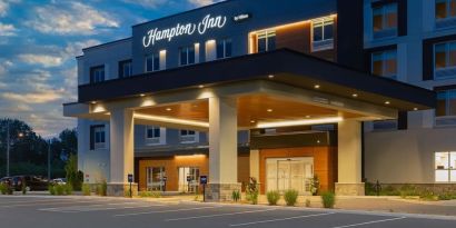 Hotel exterior and parking area at Hampton Inn By Hilton Port Hope.