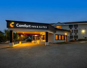 Hotel entrance and parking area at Comfort Inn & Suites Barrie.