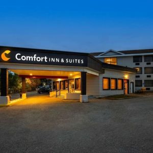 Hotel entrance and parking area at Comfort Inn & Suites Barrie.