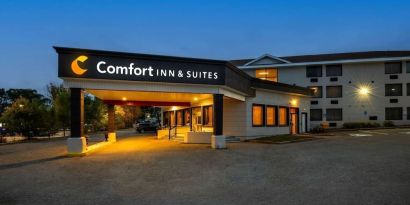 Hotel entrance and parking area at Comfort Inn & Suites Barrie.