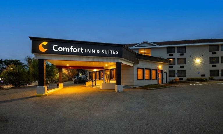 Hotel entrance and parking area at Comfort Inn & Suites Barrie.