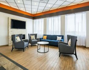 Hotel lobby with lounge area at Comfort Inn & Suites Barrie.