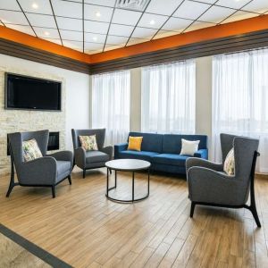 Hotel lobby with lounge area at Comfort Inn & Suites Barrie.