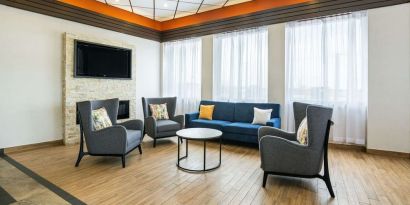 Hotel lobby with lounge area at Comfort Inn & Suites Barrie.