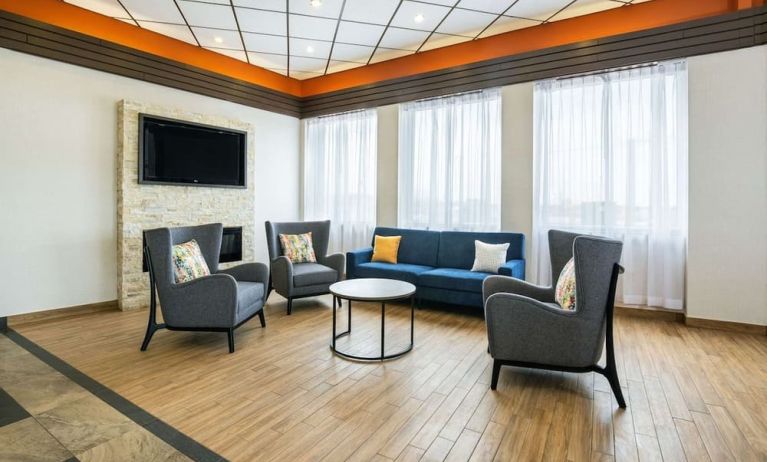 Hotel lobby with lounge area at Comfort Inn & Suites Barrie.