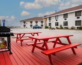 BBQ/Picnic area at Comfort Inn & Suites Barrie.