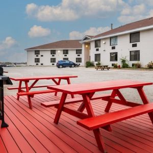 BBQ/Picnic area at Comfort Inn & Suites Barrie.