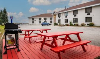 BBQ/Picnic area at Comfort Inn & Suites Barrie.