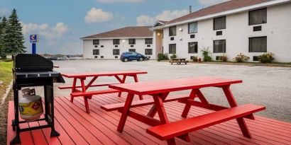 BBQ/Picnic area at Comfort Inn & Suites Barrie.