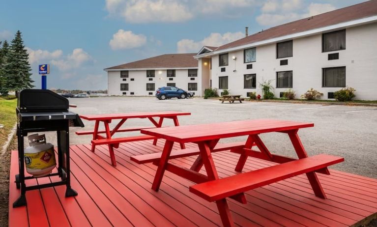 BBQ/Picnic area at Comfort Inn & Suites Barrie.