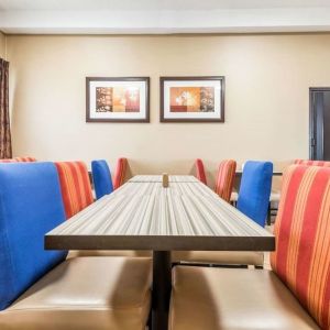 Dining area with comfortable seating at Comfort Inn & Suites Barrie.