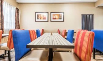 Dining area with comfortable seating at Comfort Inn & Suites Barrie.