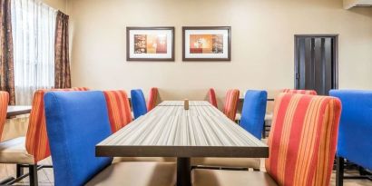 Dining area with comfortable seating at Comfort Inn & Suites Barrie.