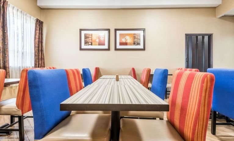 Dining area with comfortable seating at Comfort Inn & Suites Barrie.