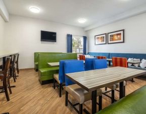 Dining area with comfortable seating perfect for co-working at Comfort Inn & Suites Barrie.