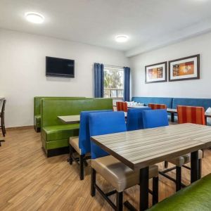 Dining area with comfortable seating perfect for co-working at Comfort Inn & Suites Barrie.