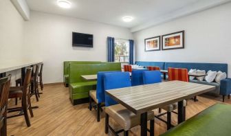 Dining area with comfortable seating perfect for co-working at Comfort Inn & Suites Barrie.