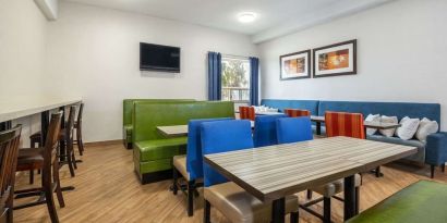 Dining area with comfortable seating perfect for co-working at Comfort Inn & Suites Barrie.