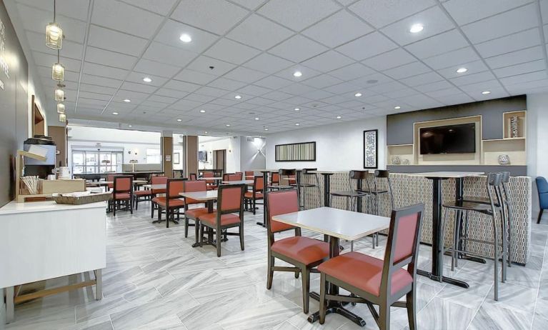 Dining area with comfortable mobiliary perfect for co-working at Holiday Inn Express & Suites Airport-Calgary.