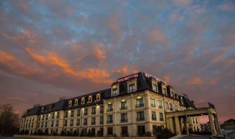 Exterior at Hotel Brossard.