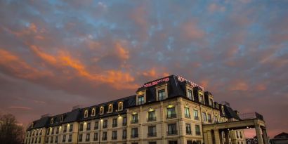 Exterior at Hotel Brossard.